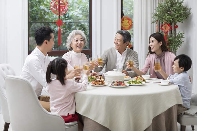Família tendo jantar de Ano Novo Chinês — Fotografia de Stock