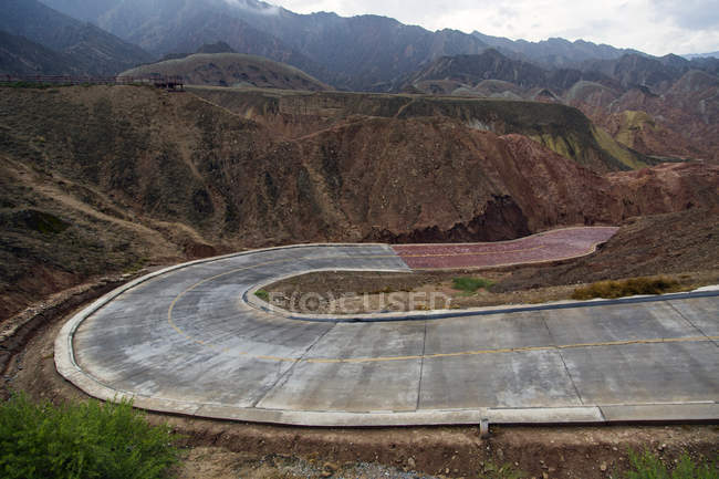 Camino sinuoso y Danxia landform en Zhangye, China - foto de stock