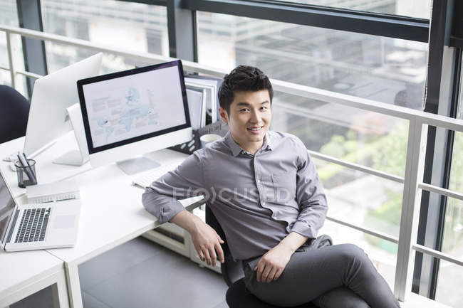 Chinesischer Geschäftsmann am Arbeitsplatz im Büro — Stockfoto