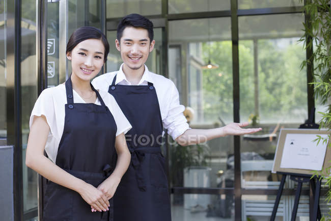 Coppia cinese in piedi davanti alla caffetteria — Foto stock