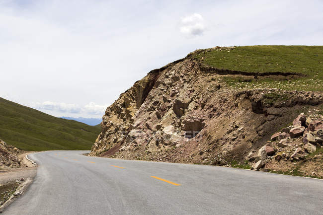 Estrada de montanha na província de Gansu, China — Fotografia de Stock