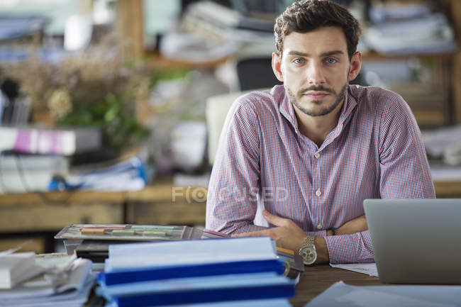 Работник мужского офиса сидит за столом — стоковое фото