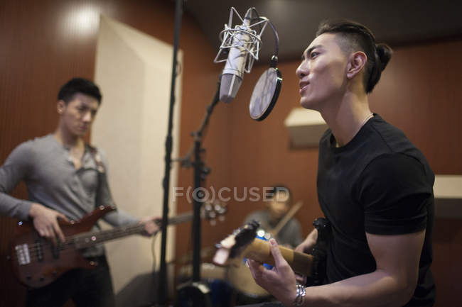 Canción de grabación de banda musical china en estudio - foto de stock