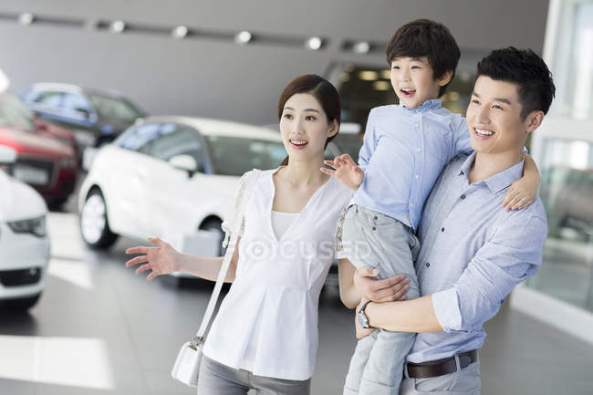 Família chinesa no showroom concessionária de automóveis — Fotografia de Stock