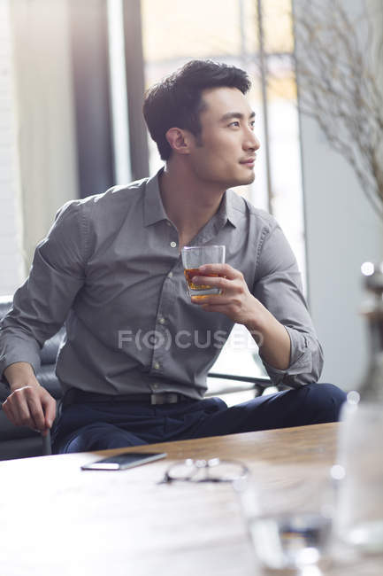 Asiatischer Mann genießt alkoholische Getränke — Stockfoto