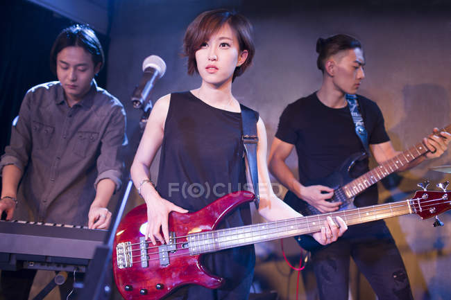 Китайская музыкальная группа выступает на сцене — стоковое фото
