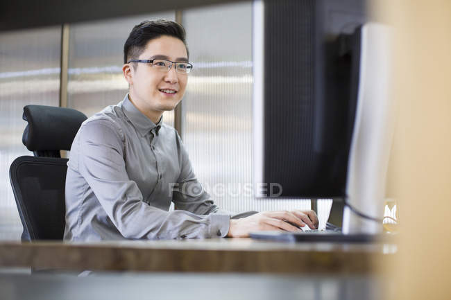 Trabajador de oficina chino trabajando en la oficina - foto de stock