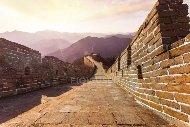 Scenic view of Great Wall of China on sunset — Stock Photo