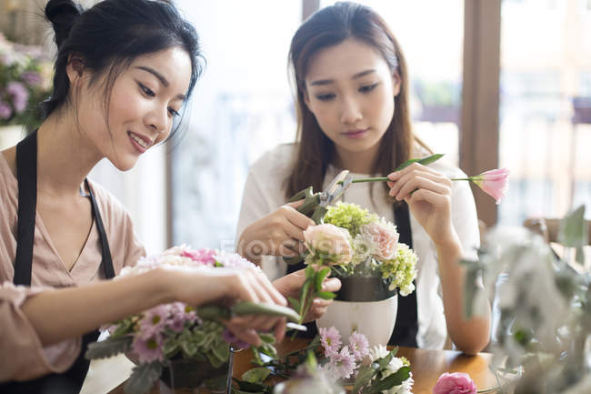 Mujeres asiáticas aprendiendo arreglo floral - foto de stock