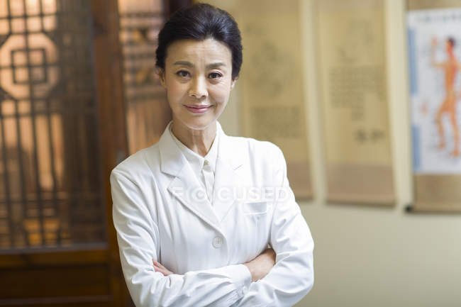 Ritratto di medico cinese donna — Foto stock