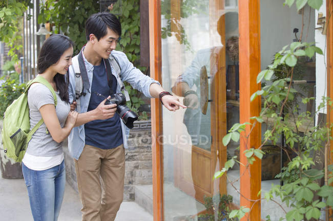 Couple chinois voyageant avec caméra — Photo de stock