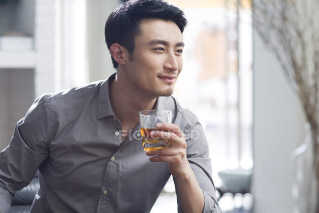 Азіатських людині, насолоджуючись алкогольний напій — стокове фото