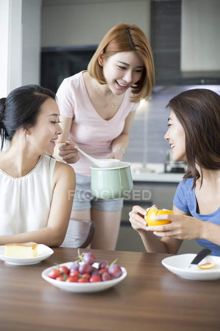 Female friends cooking breakfast at home — Stock Photo
