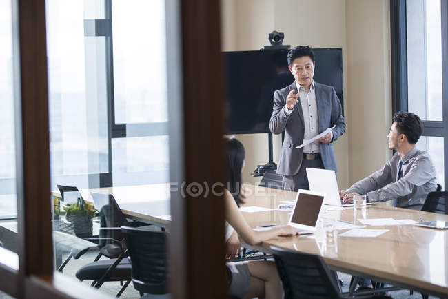 Азиатские бизнесмены разговаривают в конференц-зале — стоковое фото