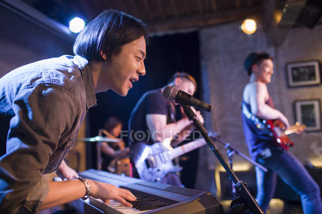 Chinese musical band performing on stage — Stock Photo