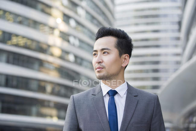 Портрет азіатських бізнесмен фотографіях хтось дивитися вбік — стокове фото