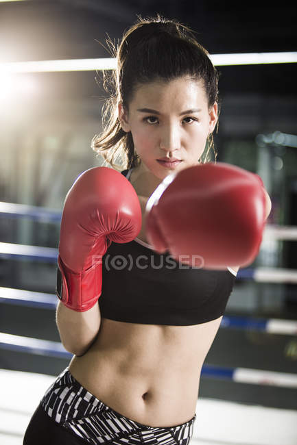Retrato de mujer asiático boxeador - foto de stock