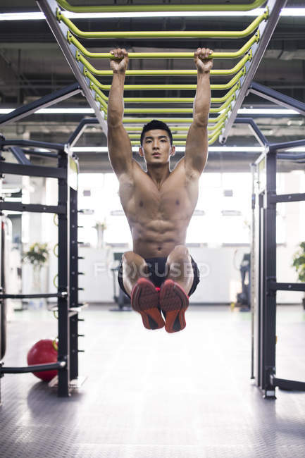 Cinese uomo esercizio a palestra attrezzature — Foto stock