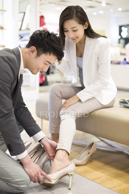Китайская пара покупает обувь в магазине — стоковое фото