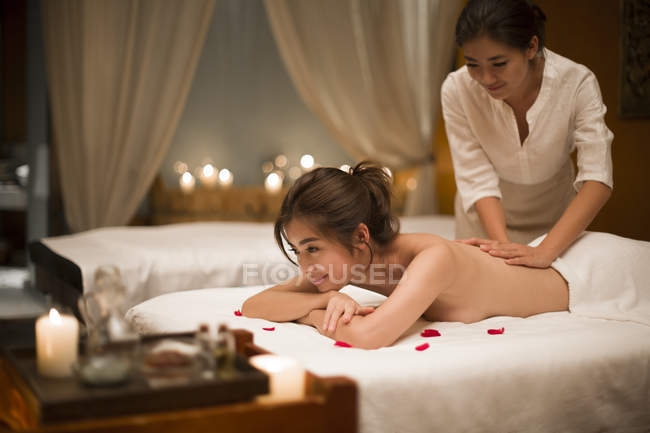 Jeune femme chinoise recevant un massage au centre spa — Photo de stock