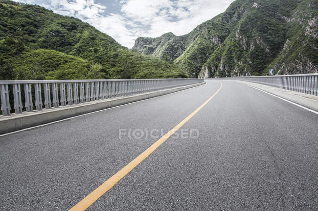Vue panoramique de la route de montagne en Chine — Photo de stock