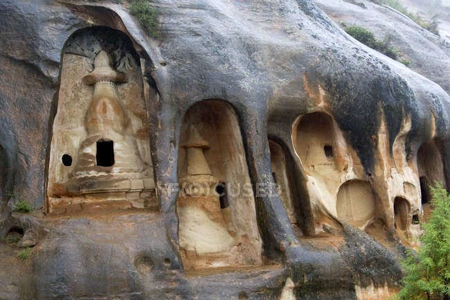 Temple dans la roche Mati Si dans la province du Gansu, Chine — Photo de stock