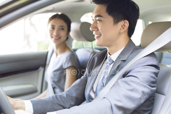 Uomo d'affari cinese guida auto con ragazza — Foto stock