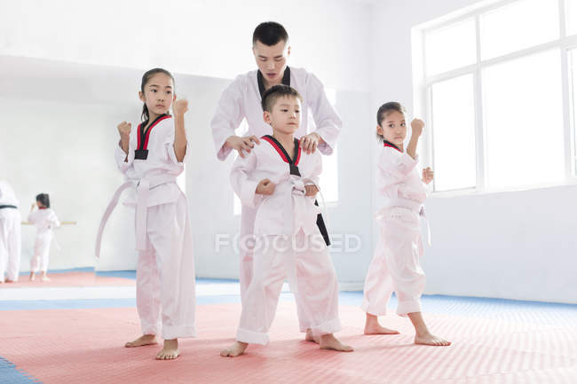 Chinesischer Lehrer bringt Kindern Taekwondo bei — Stockfoto