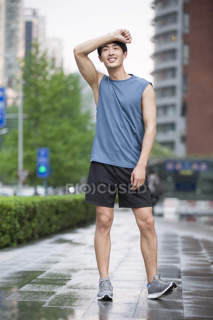 Китаєць, беручи відпочити від фізичних вправ — стокове фото