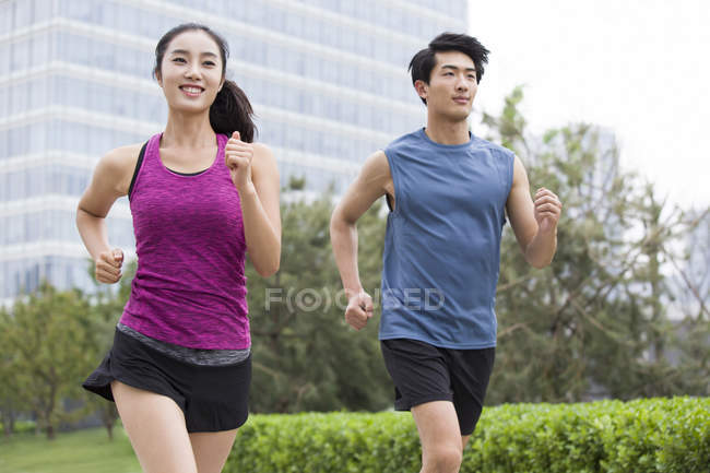 Chinesisches Paar joggt im Park — Stockfoto