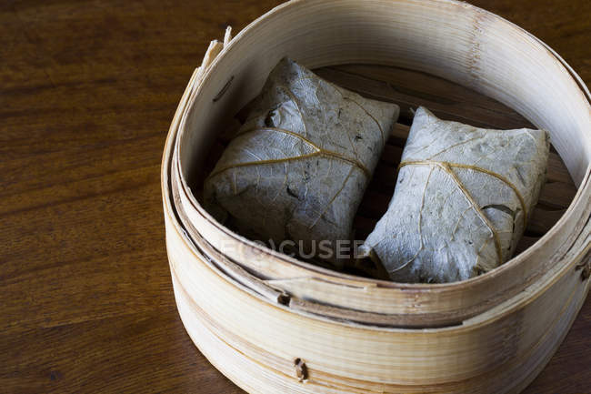 Traditional chinese rice wrappings in steamer — Stock Photo