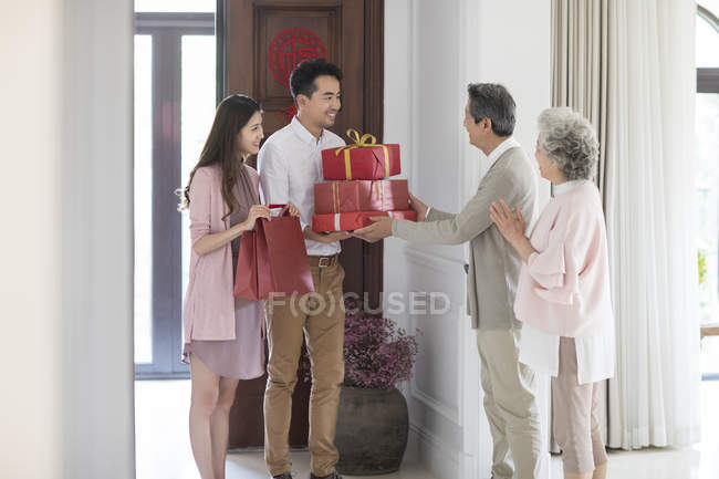 Pareja visitando a los padres en chino año nuevo - foto de stock