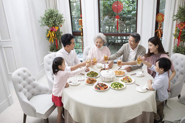 Familie beim chinesischen Neujahrsessen — Stockfoto
