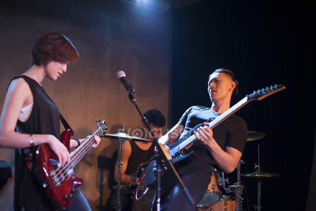 Китайський музичний гурт, що грає на сцені — стокове фото