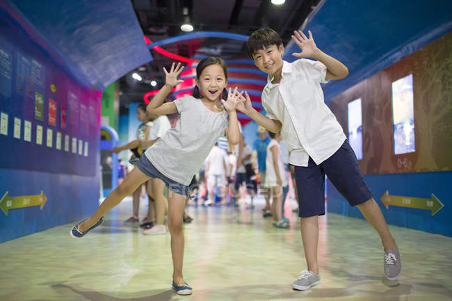 Китайские дети валяют дурака в музее — стоковое фото