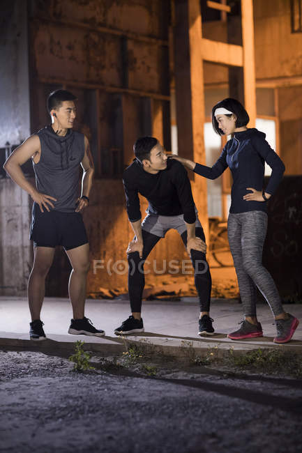 Chinesische Athleten ruhen sich auf der Straße aus — Stockfoto