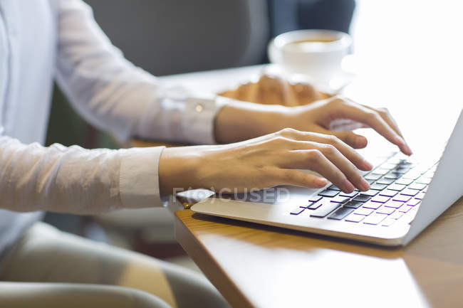Nahaufnahme weiblicher Hände beim Tippen mit Laptop im Café — Stockfoto