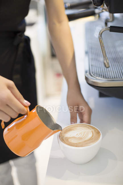 Primo piano delle mani bariste che fanno il cappuccino — Foto stock