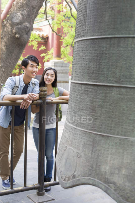 Китайская пара наблюдает колокол в храме Ламы — стоковое фото