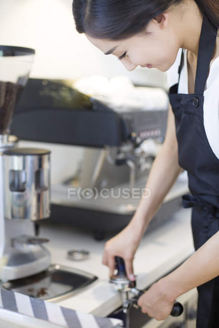 Chinês barista feminino fazendo café — Fotografia de Stock