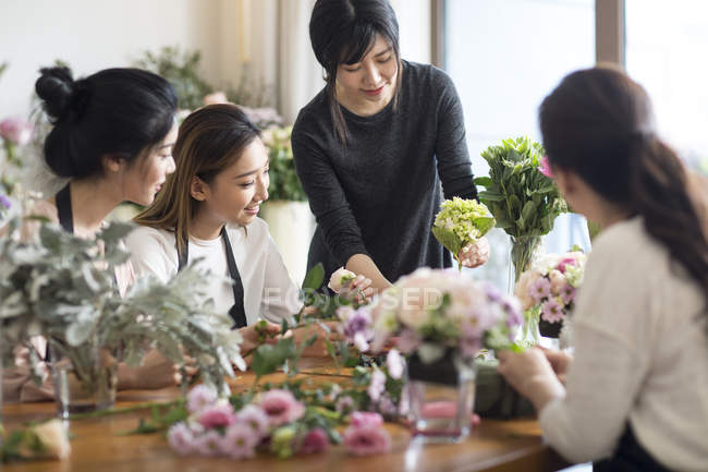 Asiatico donne learning flower disposizione — Foto stock