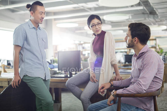 Geschäftskollegen reden im Büro — Stockfoto