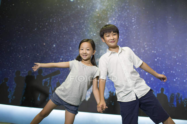 Niños chinos posando en museo de ciencia y tecnología - foto de stock