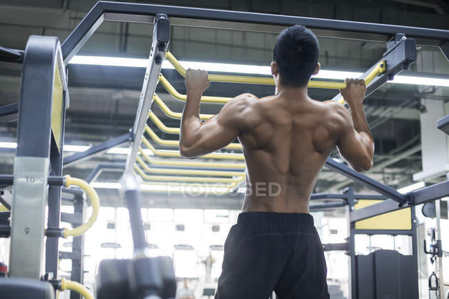 Jeune homme se gare à la salle de gym — Photo de stock