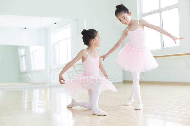 Meninas chinesas praticando dança de balé — Fotografia de Stock