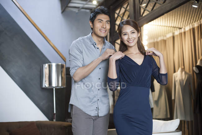 Chinesisches Paar wählt Kleid im Bekleidungsgeschäft — Stockfoto