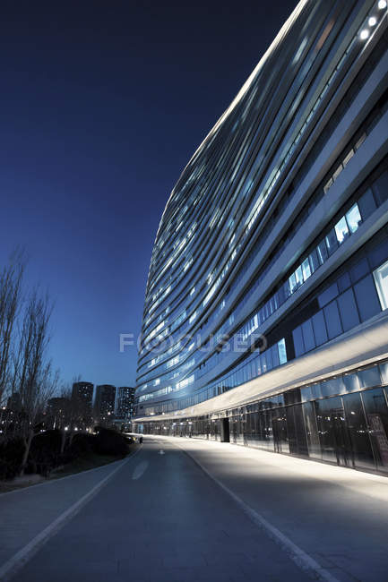 Partial view of contemporary skyscraper building in Wangjing, Beijing, China — Stock Photo