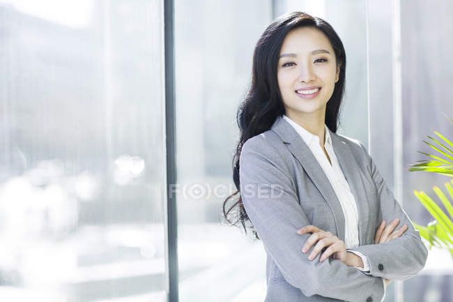Азіатська бізнес-леді з схрещеними руками — стокове фото