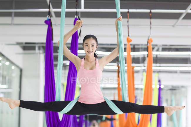 Mulher asiática praticando ioga aéreo — Fotografia de Stock
