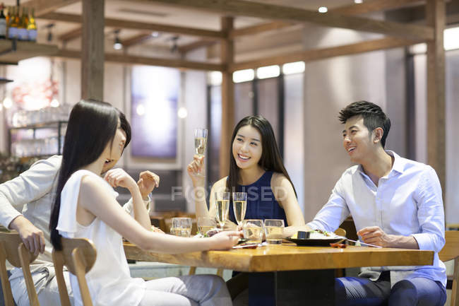 Asiático amigos jantando juntos no restaurante — Fotografia de Stock